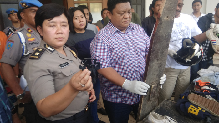 polisi-menunjukkan-sejumlah-barang-bukti-terkait-pengeroyokan-haringga-sirla_20180924_140754.jpg
