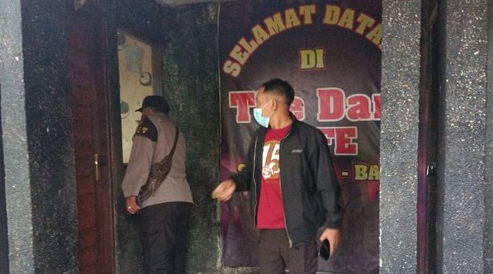 polisi-saat-melakukan-pemeriksaan-di-kafe.jpg