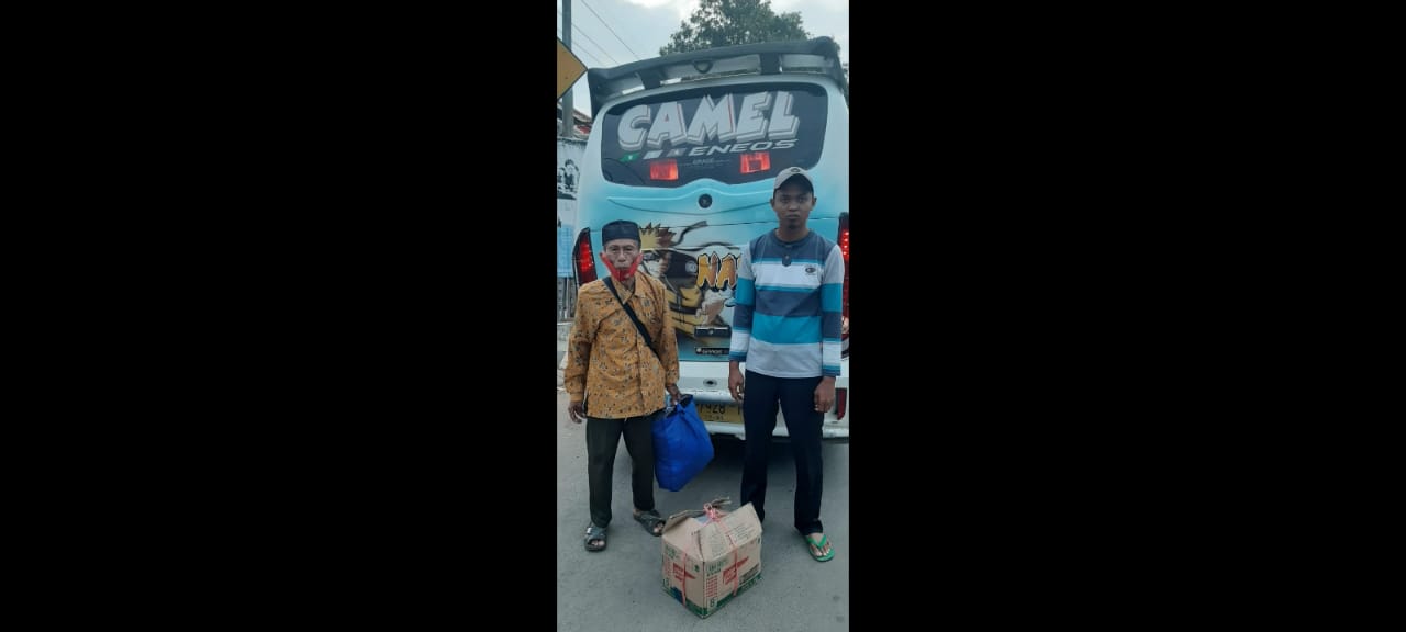 polisi-saat-mengantar-kakek-asal-ciamis-untuk-pulang-ke-kampung-halamannya-jumat-1932021.jpg