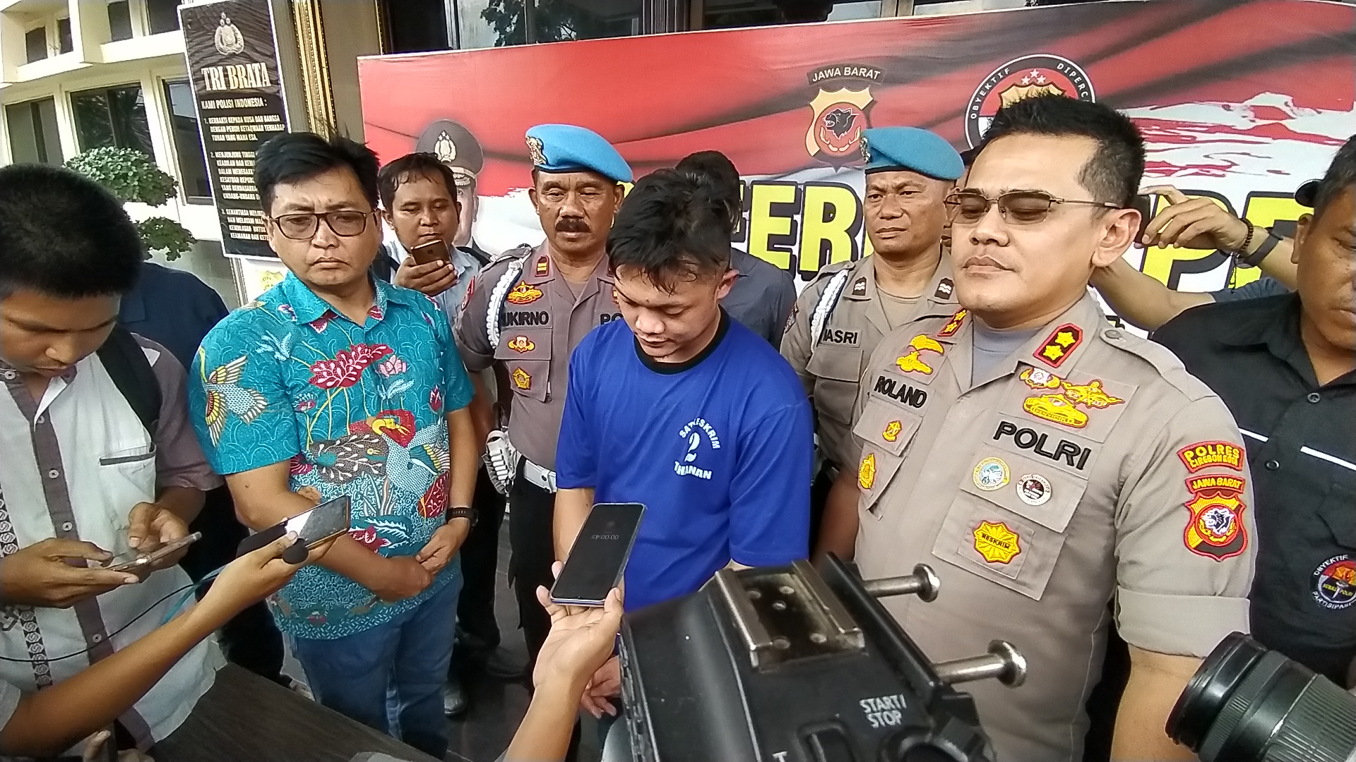 polres-cirebon-tangkap-polisi-gadungan.jpg
