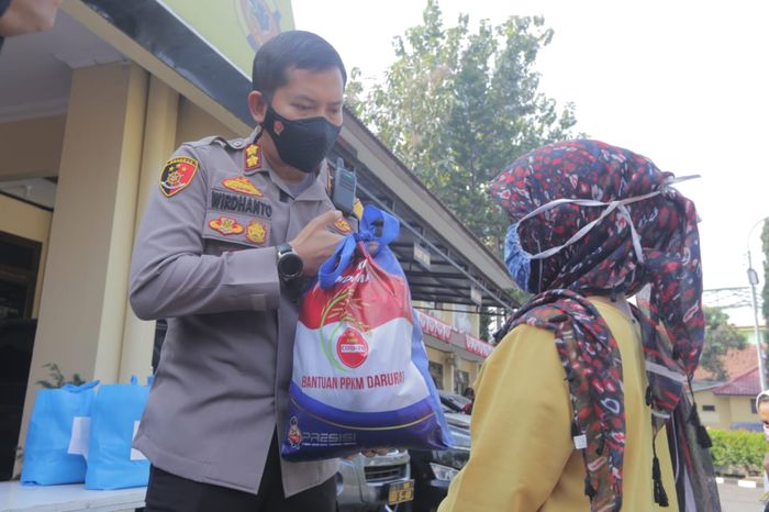 polres-garut-berikan-bantuan-ppkm.jpg