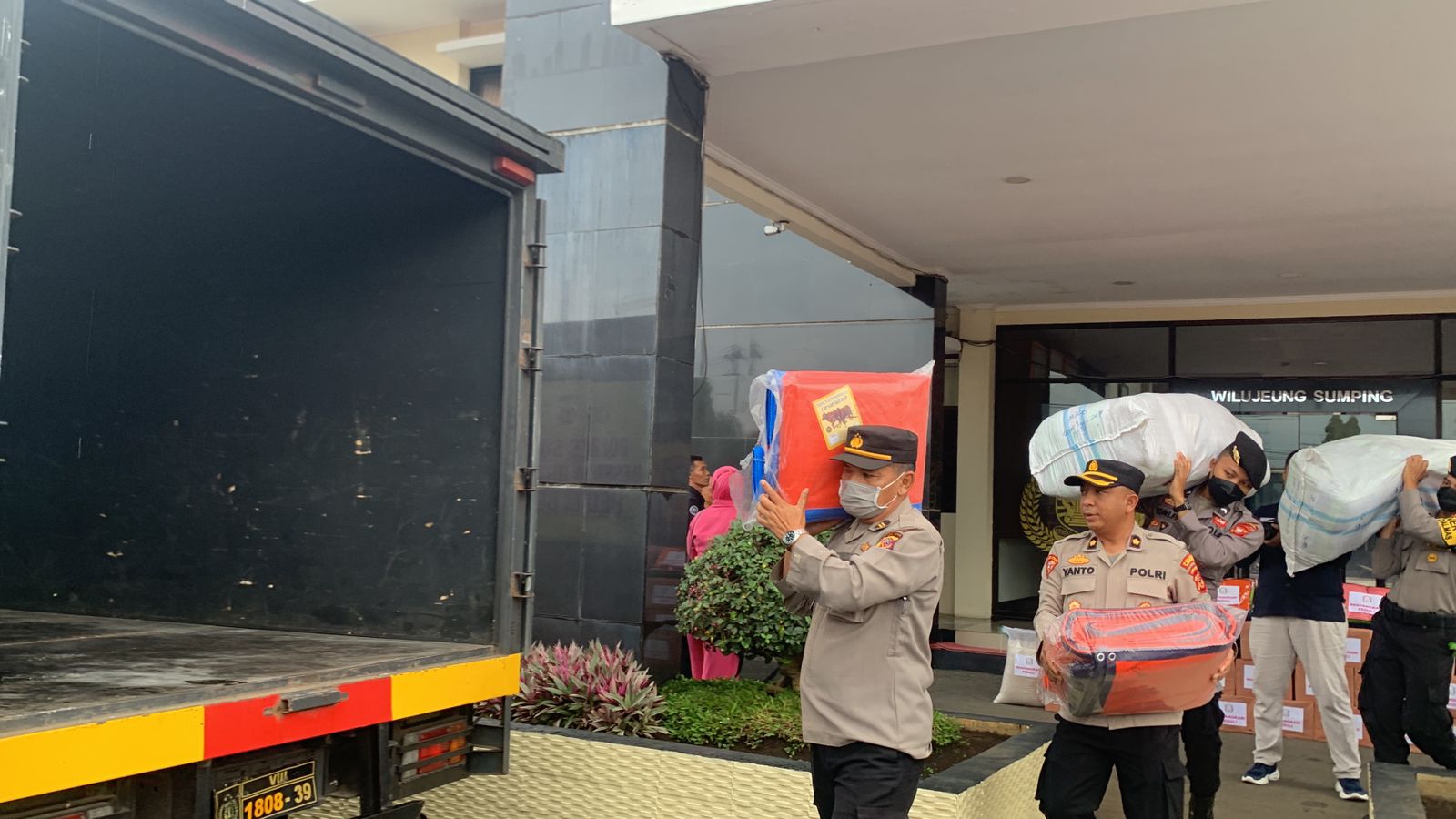 polres-sumedang-terus-mengirimkan-bantuan.jpg