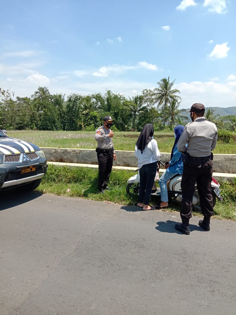 Polsek Cisalak Subang Beri Penjelasan tentang Safety Riding ke Warga