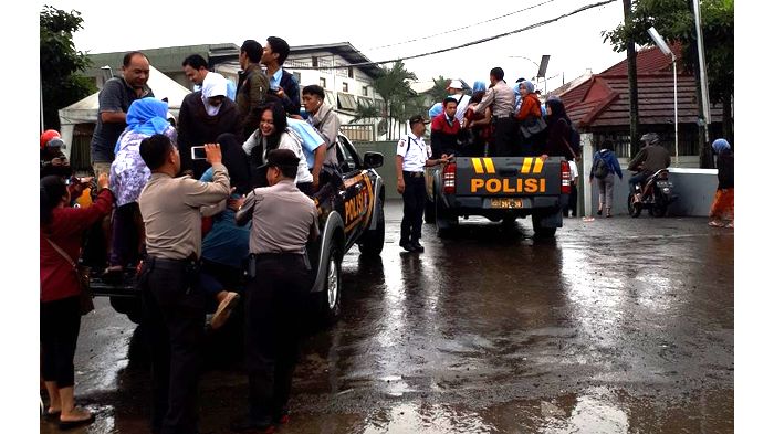 polsek-dayeuhkolot-bantu-angkut-warga-di-lokasi-banjir_20171115_152556.jpg