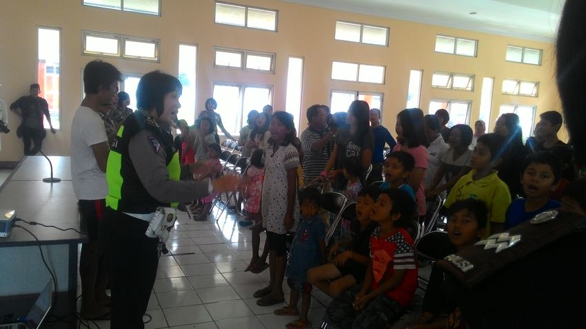 Polwan-polwan Cantik Polda Jabar Berikan Trauma Healing ke Anak-anak Eks Anggota Gafatar