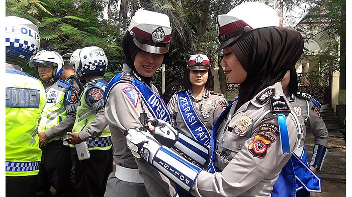 polwan-polres-cimahi-saat-memasangkan-pita-hitam.jpg