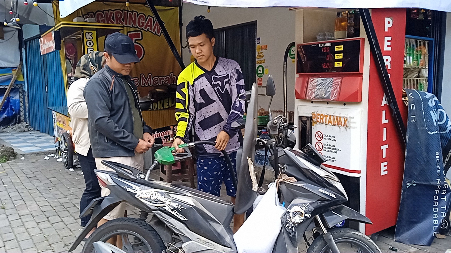 pom-bensin-mini-di-rancabolang-ikut-naikan-harga.jpg
