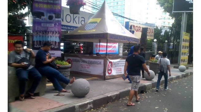 posko-satpol-pp-di-trotoar_20160319_164312.jpg