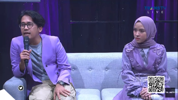 postur-duduk-nissa-sabyan-yang-terlihat-menjaga-jarak-dengan-dua-personel-lainnya.jpg