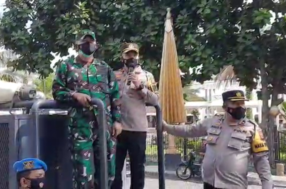 Hari Pertama PPKM Darurat di Kota Tasikmalaya, Kapolres Bubarkan Kerumunan Warga di Taman Kota