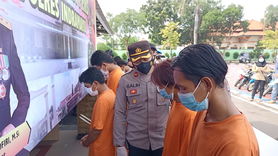 preman-kampung-minta-rokok-todong-senjata-tajam-korban-teriak-sang-preman-kabur-dikejar-warga.jpg