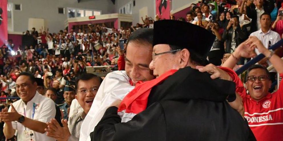 presiden-joko-widodo-dan-ketua-umum-pb-ipsi-prabowo-subianto-berpelukan_20180829_185238.jpg