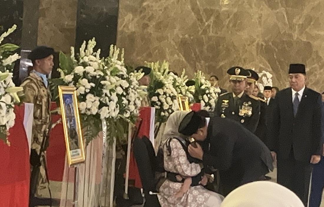 presiden-prabowo-mencium-bayi-di-depan-peti-mati.jpg