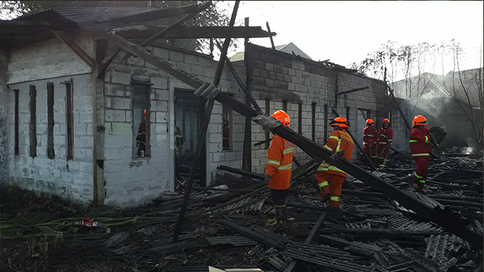 proses-pemadaman-kebakaran-yang-melanda-bangunan-gudang_20180706_184714.jpg