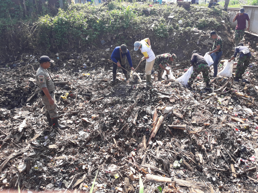 proses-pembersihan-sungai-cikeruh-kamis-2112017_20171102_120048.jpg