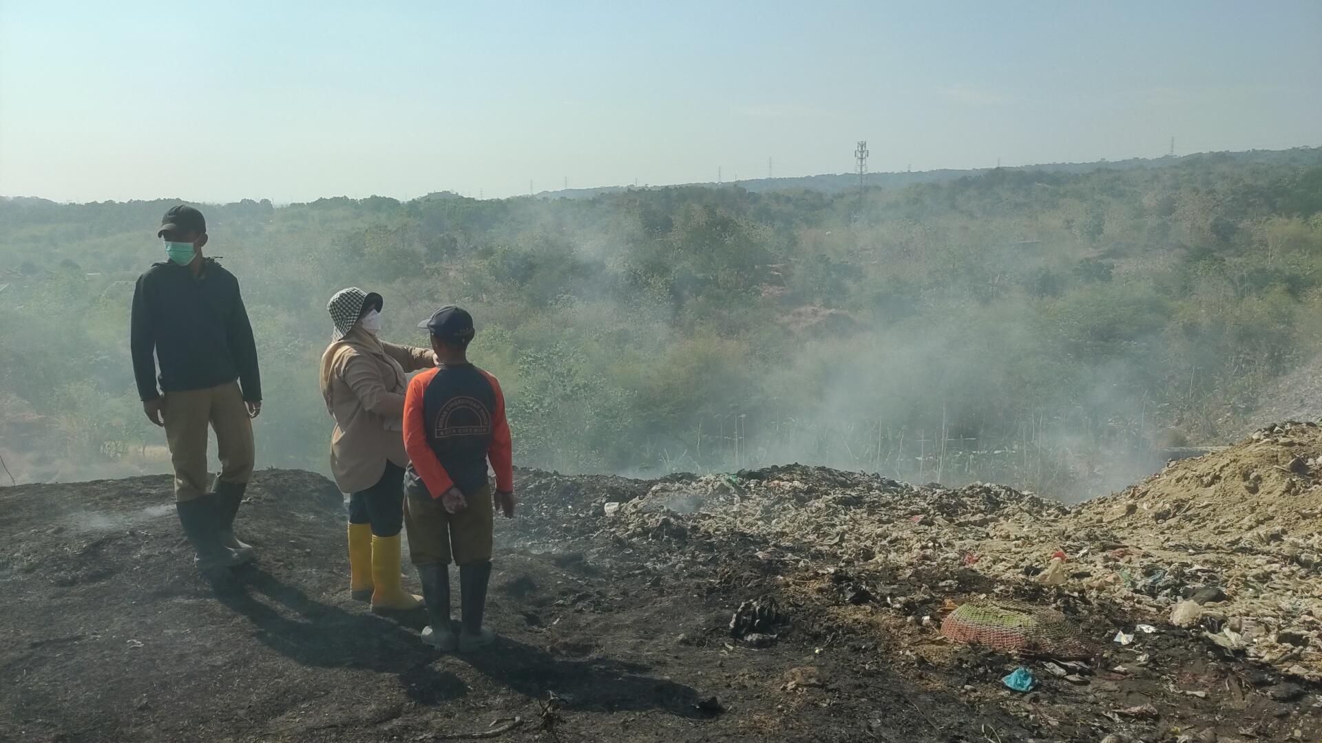 proses-pendinginan-usai-kebakaran-melanda-TPA-Kopi-Luhur.jpg