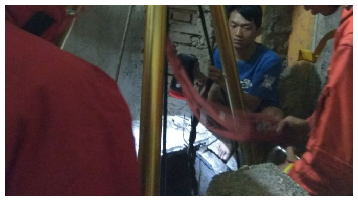 proses-penyelamatan-seorang-perempuan-lanjut-usia-bernama-iyah-75-yang-terpleset-saat-akan-wudu_20180209_084255.jpg