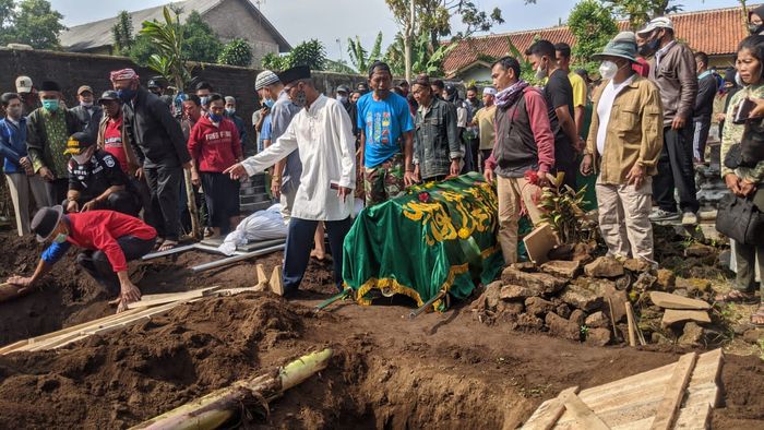 prosesi-pemakaman-tuti-55-dan-amalia-23-di-tempat-pemakaman-umum-tpu-istuning.jpg