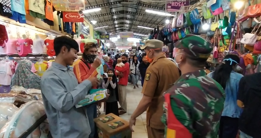 psbb-gak-ngaruh-pasar-palabuhanratu-penuh-camat-sidak-tegur-warga-yang-tak-pakai-masker.jpg