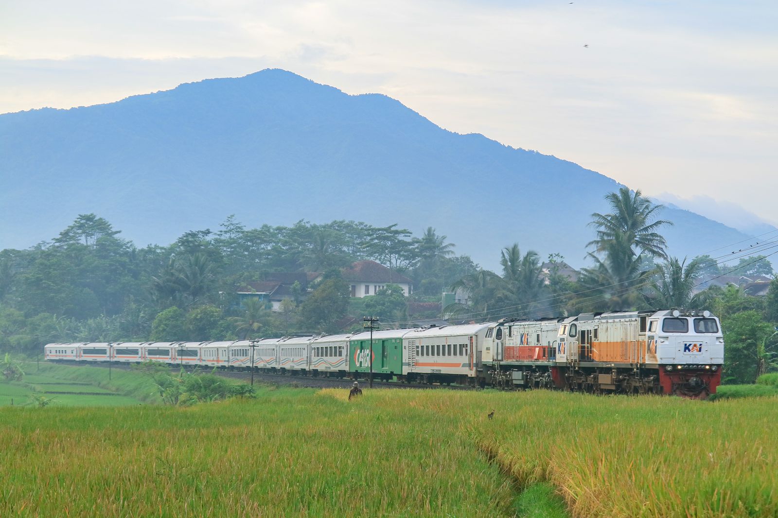 pt-kereta-api-indonesia-atau-kai-mencatat-terjadi-peningkatan-volume-penumpang.jpg