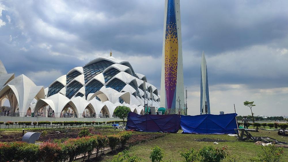 Tak hanya Tower, Dua Menara Masjid Al Jabbar Bandung Pun Alami Kerusakan akibat Angin Kencang