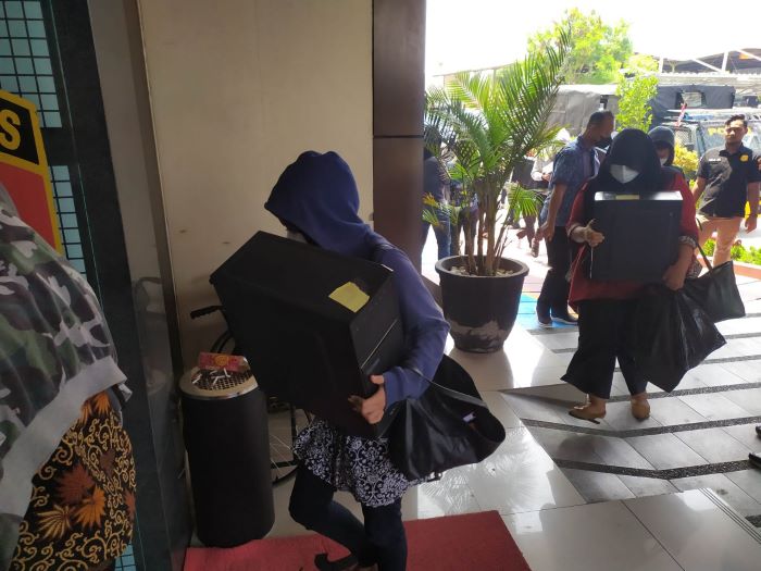 puluhan-debt-collector-perusahaan-pinjol-ilegal-tiba-di-polda-jabar-jumat-15102021.jpg