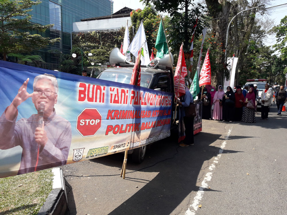 Puluhan Massa Pendukung Buni Yani Datang dengan Gema Takbir