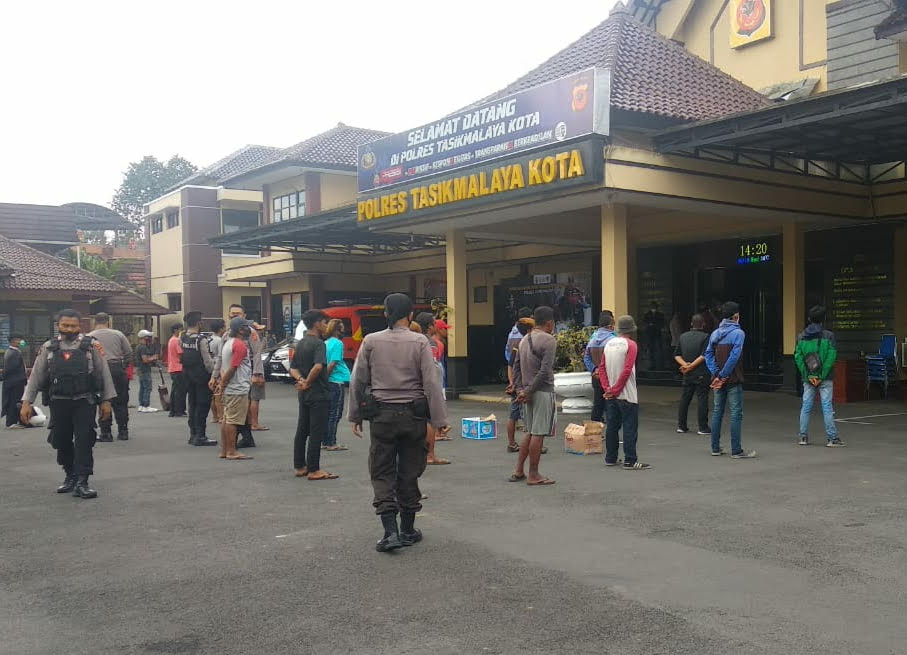 puluhan-preman-berkedok-penjual-air-mineral-diamankan-di-mapolres-tasikmalaya-kota.jpg