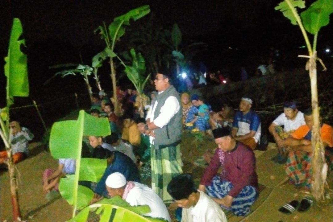 puluhan-warga-mengikuti-tahlilan-di-pelataran-atas-leuwi-ili-minggu1710-malam.jpg