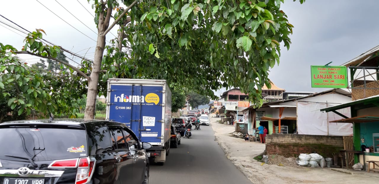 Jalur Punclut Padat Merayap, Tempat Wisata dan Rumah Makan Jadi Buruan Pengunjung