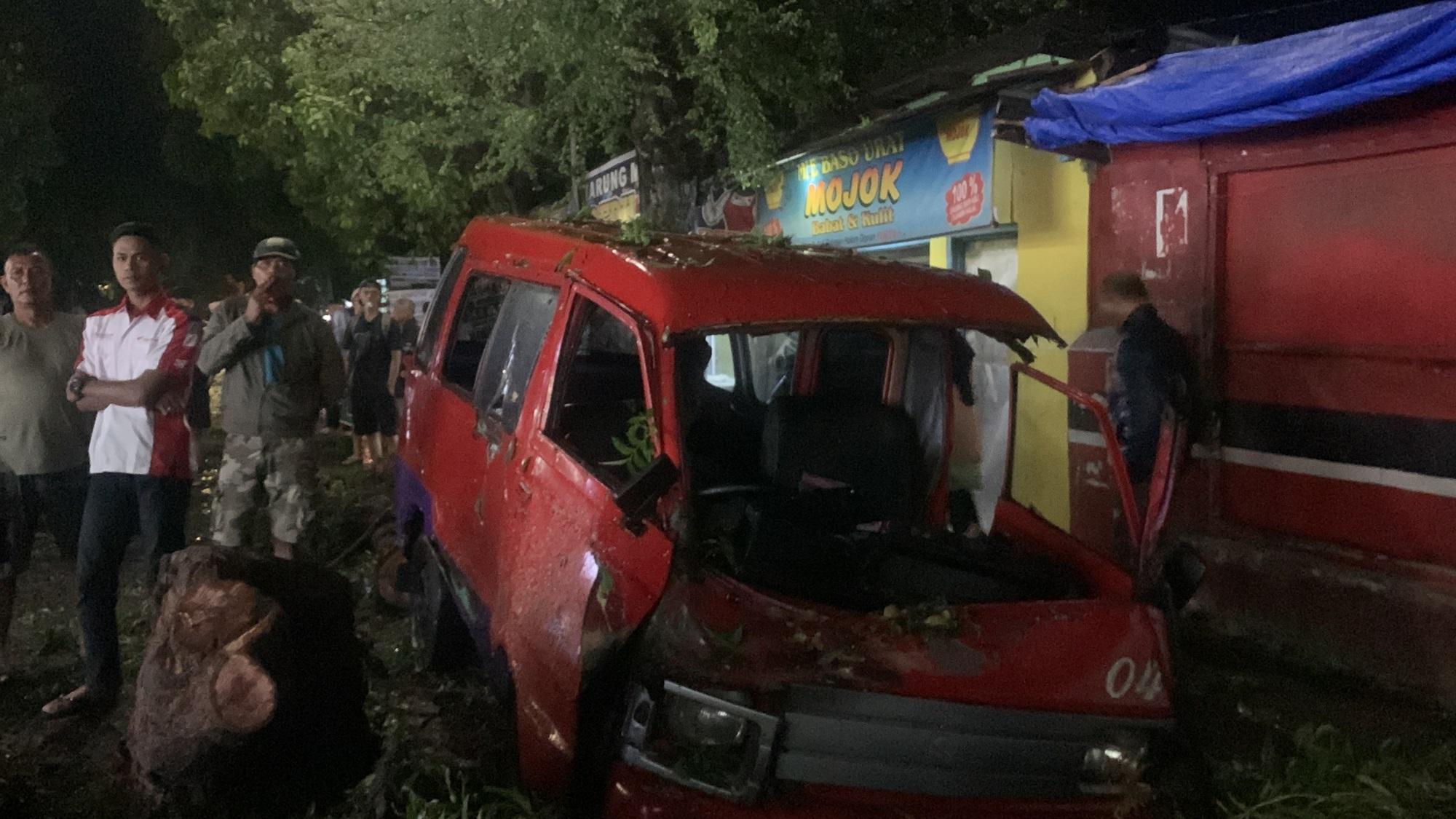 Angkot dan 2 Mobil Lainnya Tertimpa Pohon Tumbang di Cianjur, 6 Orang Luka, Sopir Sempat Terjepit