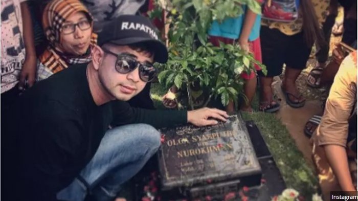 raffi-ahmad-di-makam-olga-syahputra_20170628_080034.jpg