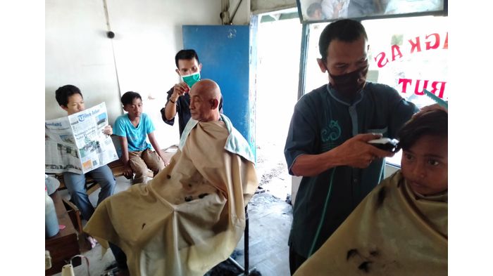 rahmat-dan-deden-tengah-melayani-para-pelanggan-setianya-potong-rambut.jpg