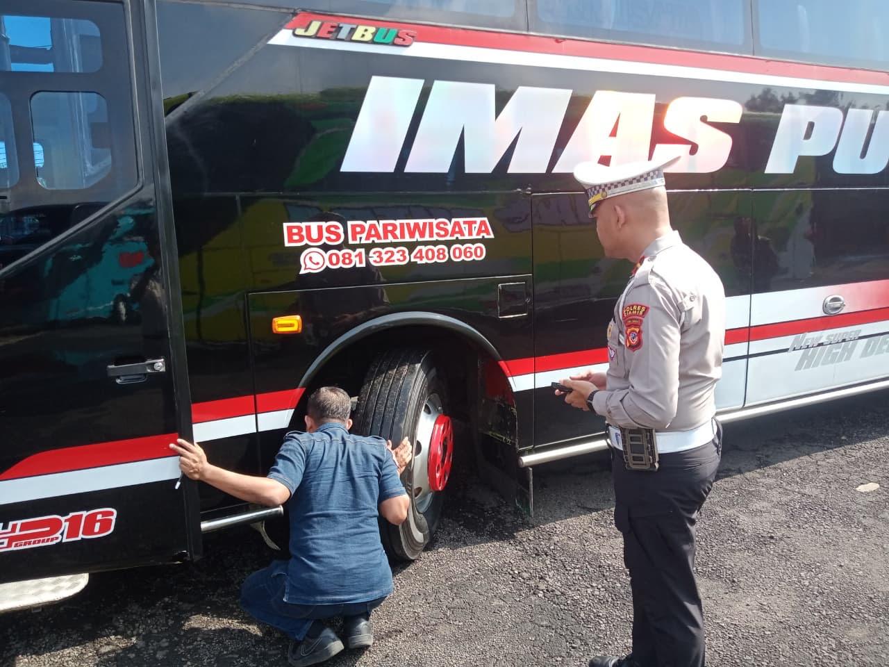 Petugas Cek 12 Bus Angkutan Jemaah Haji di Ciamis Sebelum Bertolak ke Embarkasi di Indramayu