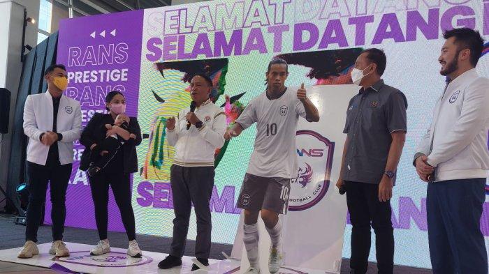 rans-cilegon-fc-saat-memperkenalkan-ronaldinho-sebagai-rekrutan-untuk-mengarungi-liga-1.jpg
