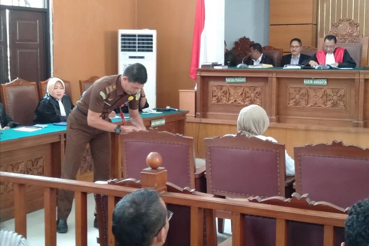 VIDEO-Sambil Memegang Tasbih, Ratna Sarumpaet Tampak Lebih Tenang Menghadapi Vonis Hakim