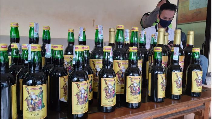 ratusan-botol-minuman-keras-diamankan-polsek-garut-kota-1.jpg
