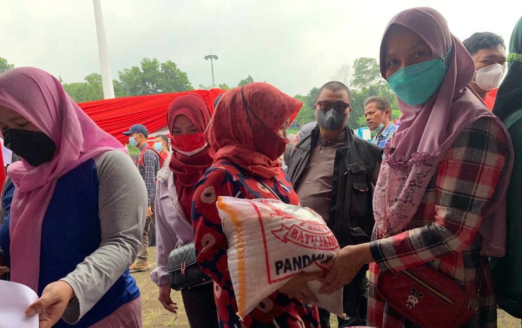 ratusan-ibu-ibu-menyerbu-acara-operasi-pasar-murah.jpg