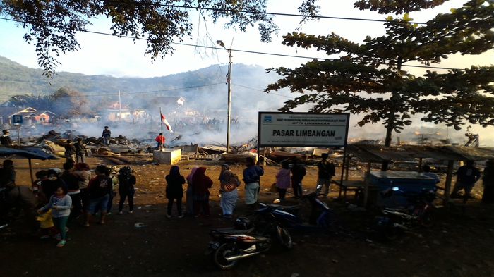 ratusan-kios-di-lokasi-pasar-sementara-limbangan-kebakaran_20160518_073542.jpg