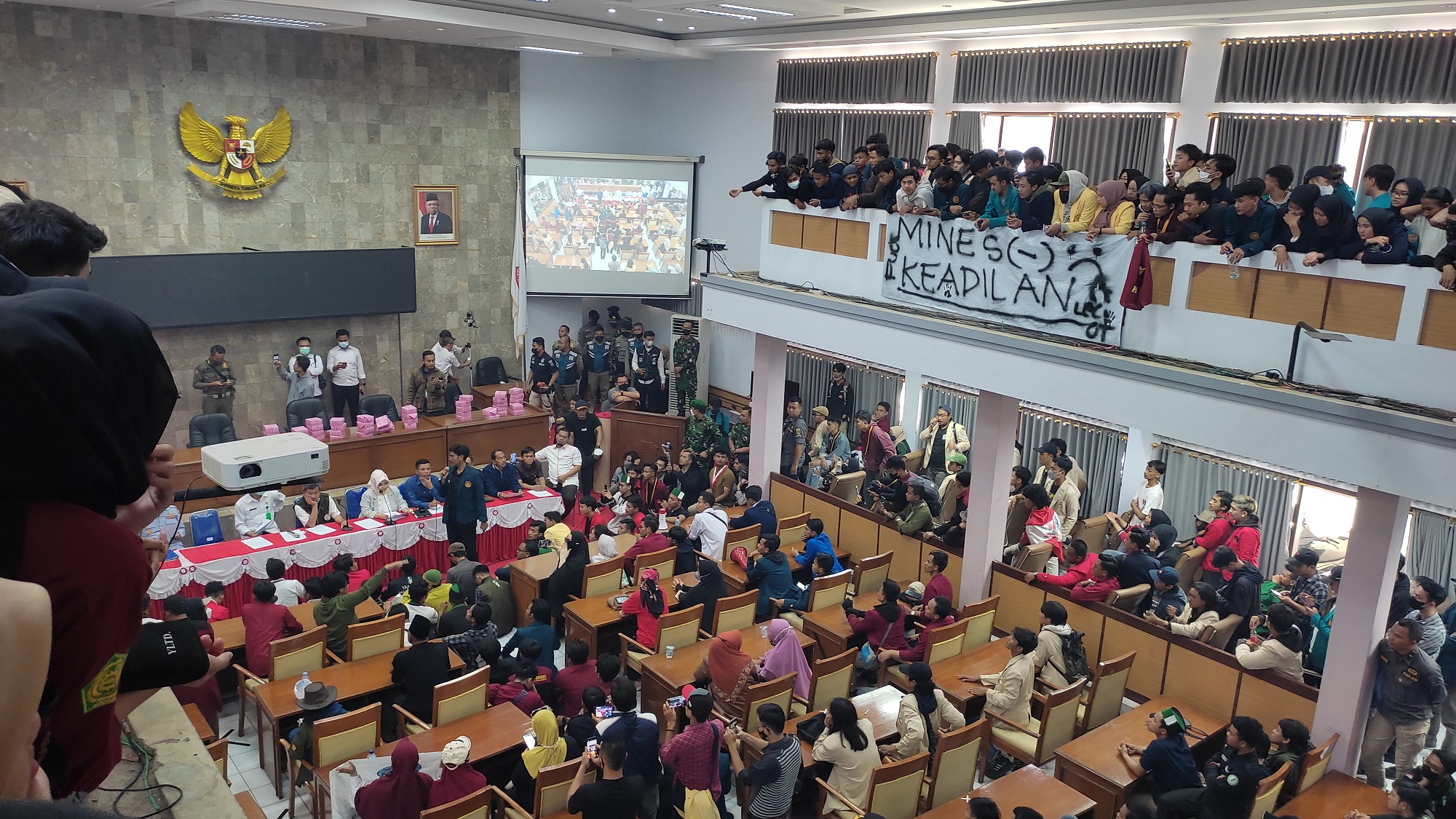 Mahasiswa di Garut Duduki Kantor DPRD, Bupati Sepakat Tolak Kenaikan BBM dan Berikan Solusi Ini