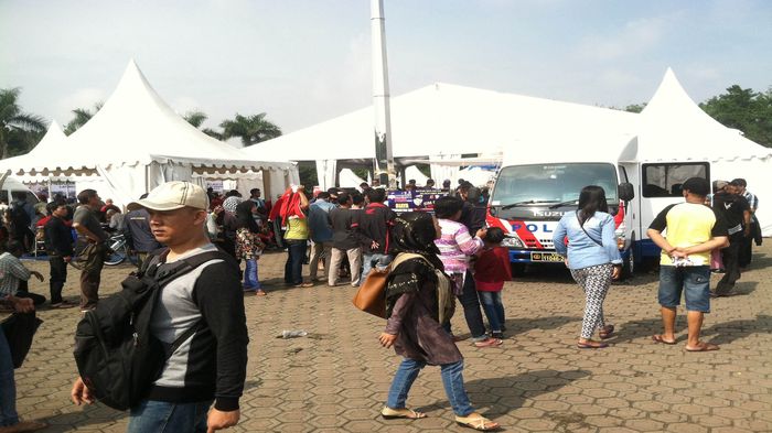 BREAKING NEWS: Wuihh. . . Baru Diluncurkan, Ratusan Warga Antre di SIM ...