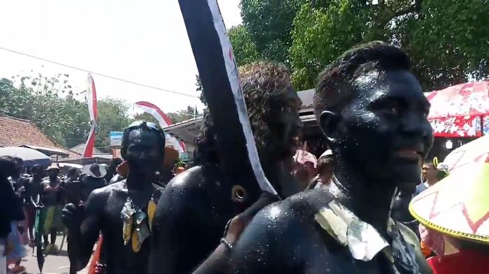 ratusan-orang-berlumurkan-oli-hitam_20180924_183447.jpg