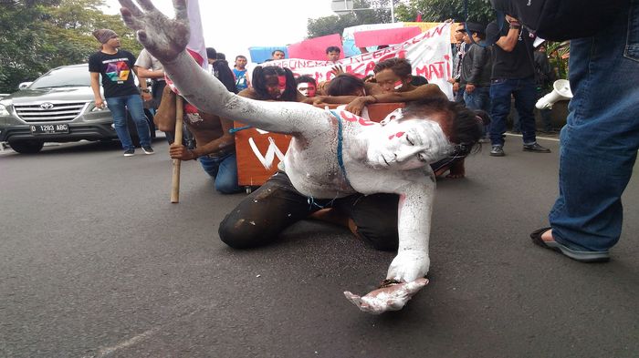 ratusan-pedagang-kaki-lima-pkl-melakukan-aksi-unjukrasa_20160321_155832.jpg