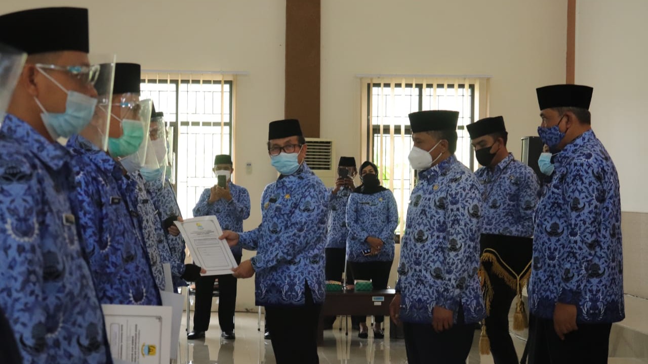 ratusan-pppk-terima-surat-pengangkatan-dari-bupati-cirebon-ini-pesan-dari-imron-rosyadi.jpg
