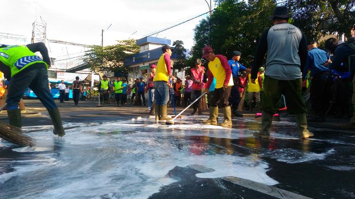 BREAKING NEWS: Wow! Ini yang Terjadi Saat Petugas dan Ratusan Warga Memandikan Terminal Cicaheum - ratusan-warga-dan-aparat-pemerintah-kota-bandung-membersihkan-1_20160701_090320.jpg