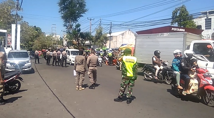 700 Warga Cianjur Dihukum Menyapu dan Push Up, Razia Besar-Besaran Warga Tak Pakai Masker