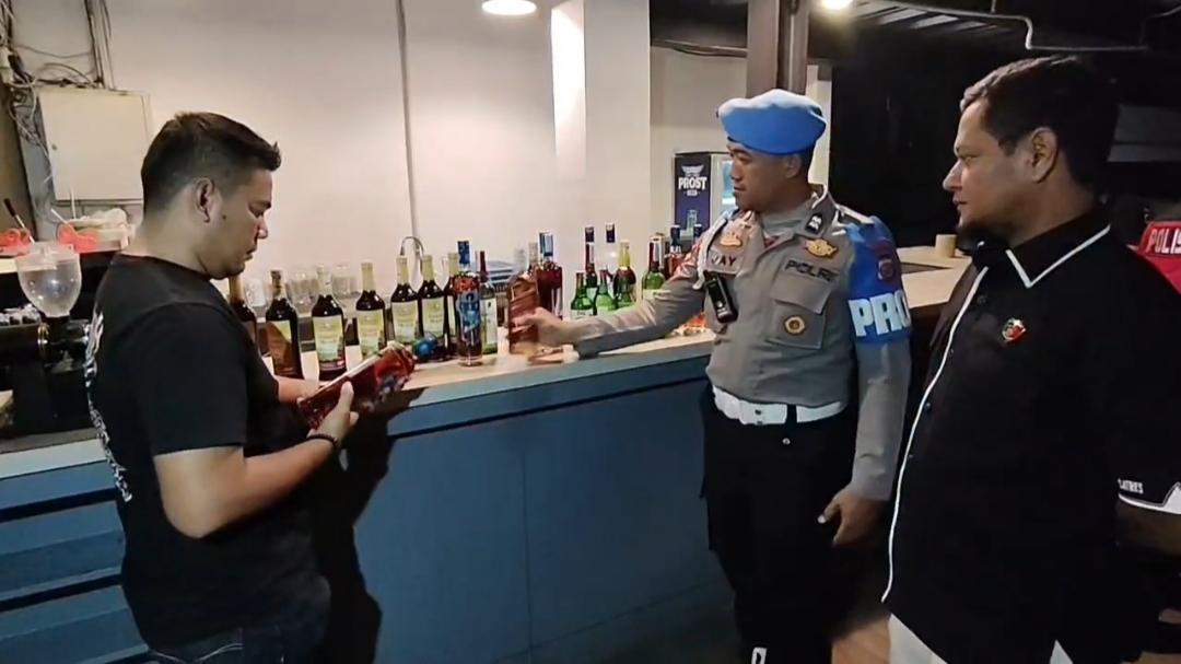 razia-polres-cirebon-di-tempat-karaoke-temukan-bunker-miras.jpg