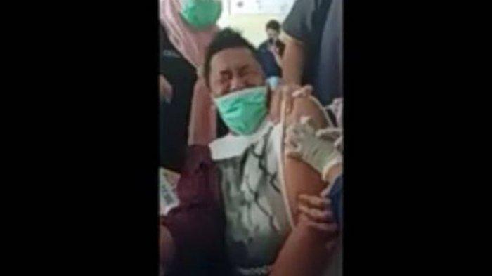 reaksi-awaludin-rahim-kepala-puskemas-bon-saat-disuntik-vaksin.jpg