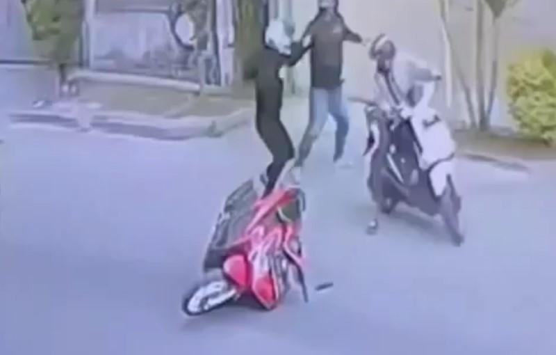 rekaman-CCTV-yang-memperlihatkan-aksi-dua-begal-di-Cibaduyut.jpg