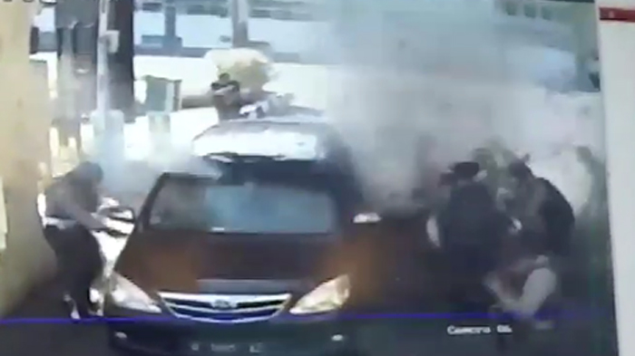 rekaman-cctv-ledakan-bom-di-gerbang-mapolrestabes-surabaya-senin-1452018_20180514_095658.jpg